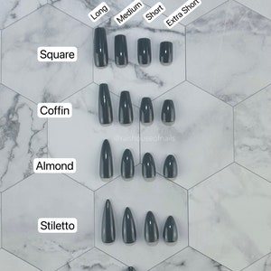 Puede incluir: Imagen que muestra varias formas y longitudes de u&ntilde;as: cuadrada, ata&uacute;d, almendrada, stiletto y redonda. Cada forma se muestra en longitudes largas, medianas, cortas y extra cortas. Las u&ntilde;as son de color gris oscuro s&oacute;lido, dispuestas sobre un fondo de baldosas hexagonales blancas y grises. El texto dice "Formas y longitudes".