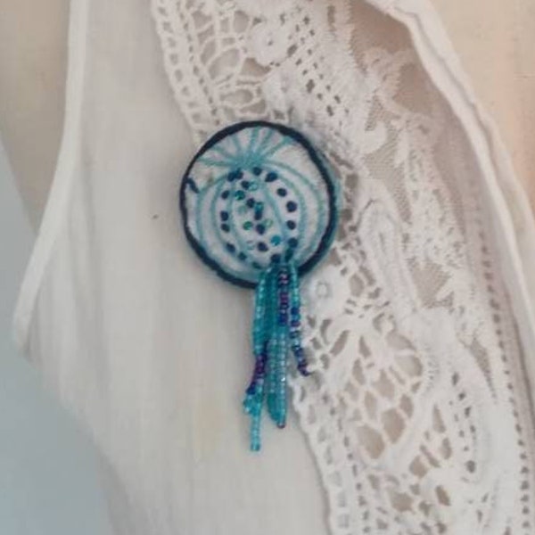 Broche en broderies et perles