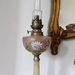 Französische antike Petroleumlampe aus emailliertem Glas 1900 Jugendstil