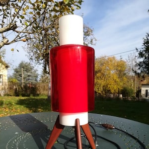 Vintage skandinavische Lampe aus den 60er Jahren in Rot, weißem Opalglas und Teakholz