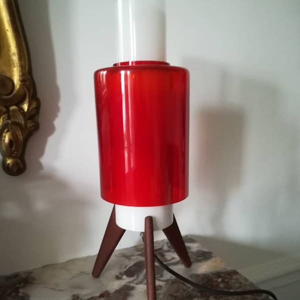 Lampe tripode vintage scandinave 60 en verre rouge opaline et bois