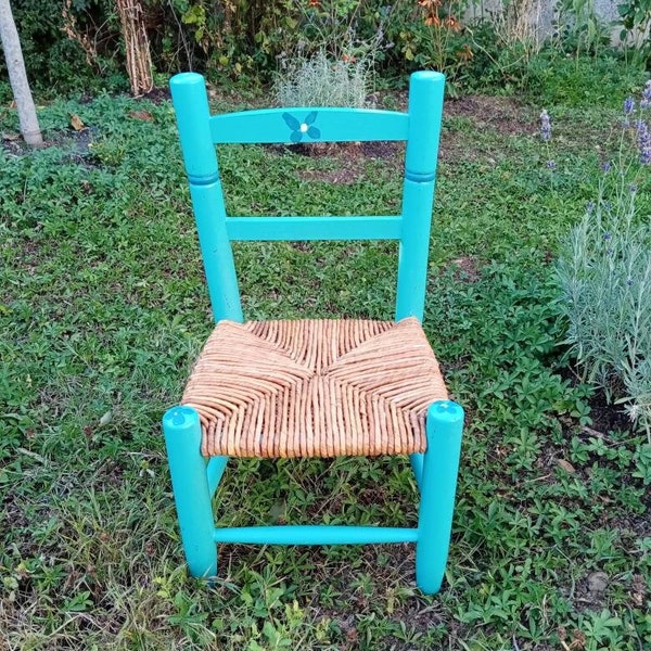 Vintage français chaise d'enfant en bois peint et paille