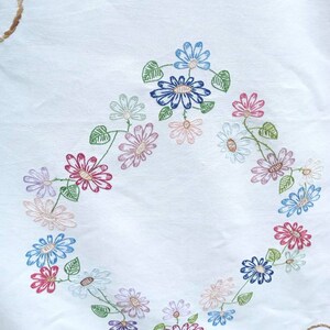 Vintage français nappe carrée brodée à la main de paniers de fleurs multicolores image 6