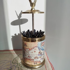 Vintage-Zigarettenspender aus den 60er Jahren mit Weltkartendekor und einem Adler an der Spitze
