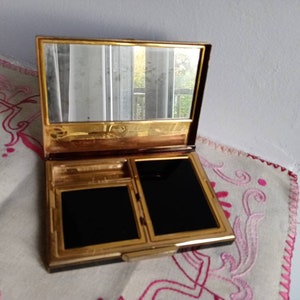 Grande minaudière ancienne en métal laqué noir et laiton, poudrier décor fleurs noires EC