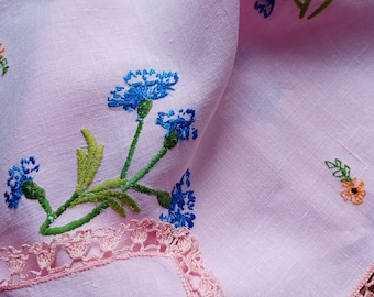 Vintage français nappe, chemin de table brodé de bleuets sur fond rose