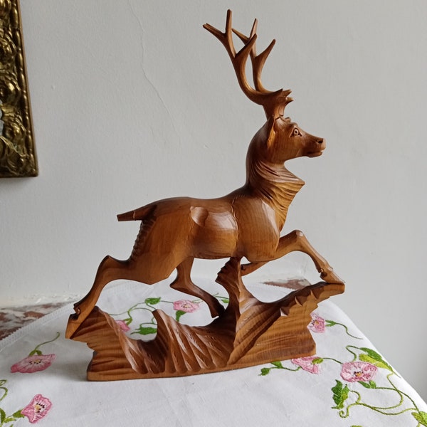 Vintage Russe Sculpture de cerf en bois