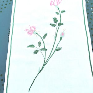 Rectangular placemat hand-embroidered with a rose and gold thread