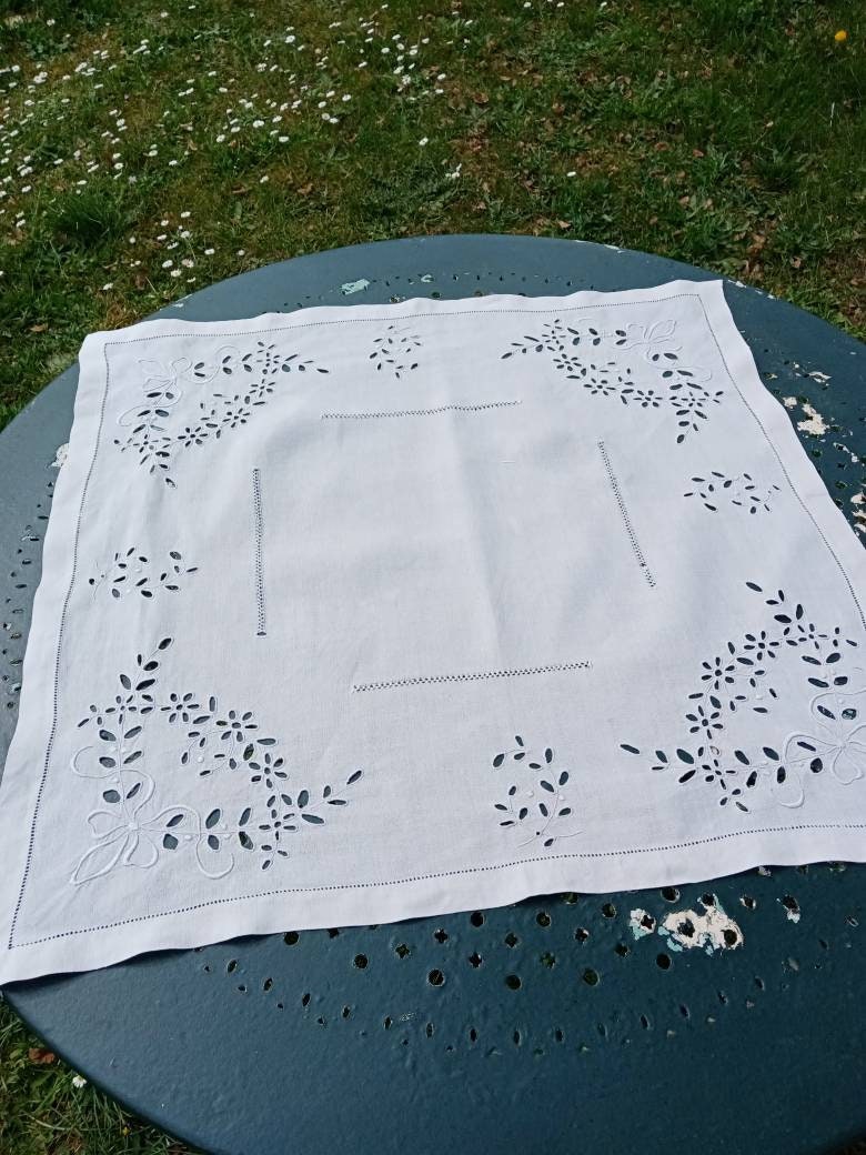 Nappe à Thé Brodée Main avec Serviettes