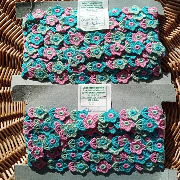 Vintage Franse vlecht geborduurd met gestileerde roze en blauwe bloemen