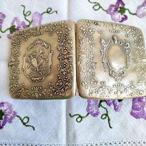Etui porte cigarettes XIXe en métal argenté de style Louis XVI avec faune, dauphins et fleurs de lys