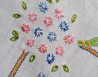 Vintage français napperon rectangulaire brodé à la main de fleurs avec motif central au crochet