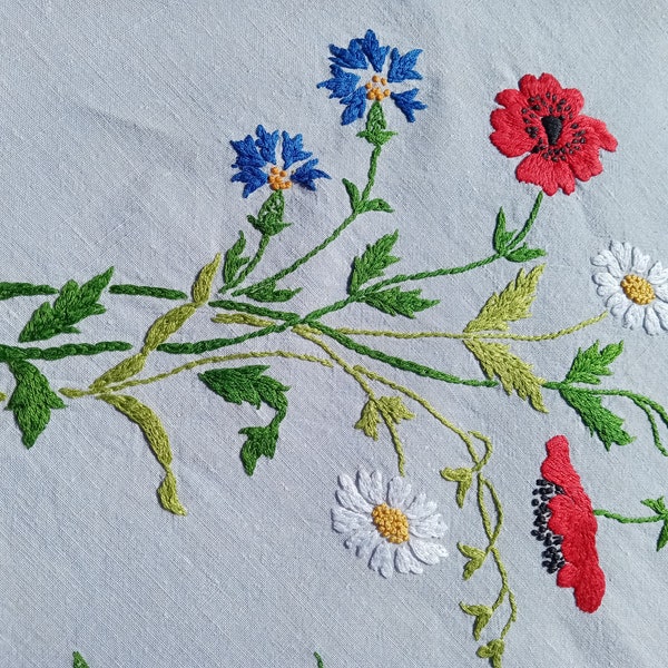 Vintage français nappe rectangulaire brodée à la main de fleurs, coquelicots, marguerites, oeillets