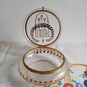 Boîte à bijoux ou bonbonnière en verre émaillé or décor Art déco
