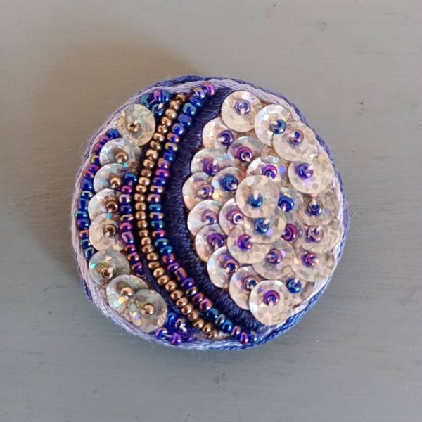 Broche brodée à la main  sequins et perles bleus et doré