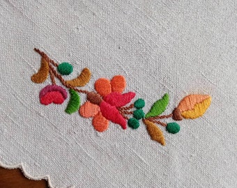 Vintage français napperon brodé à la main de fleurs en coton orange rouge et rose