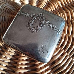 Etui  porte cigarettes art nouveau en métal argenté avec poinçon et monogramme PG