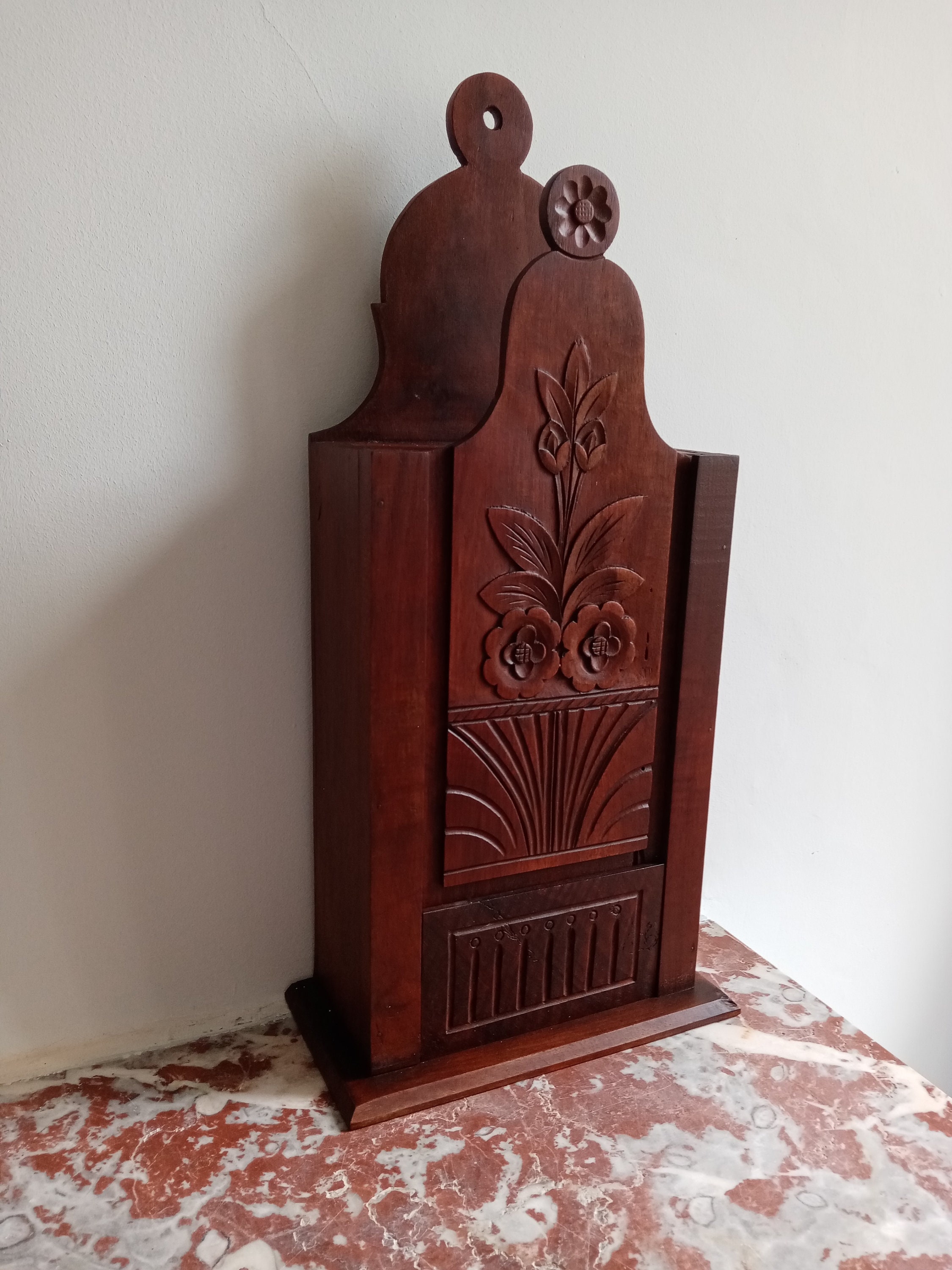 アンティークの彫刻が施された木製の壁掛け塩入れ - Etsy 日本