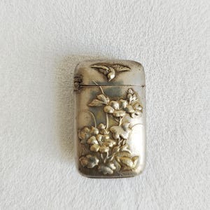 Pirogeno in metallo argentato Art Nouveau con uccelli e fiori Vesta