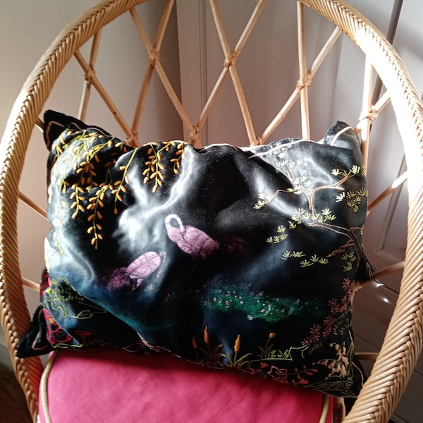 Vintage français coussin de boudoir brodé art nouveau fleurs sur satin noir et flamands roses.