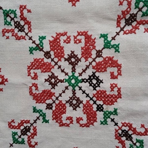 Französischer Vintage-Kissenbezug aus Leinen, handgestickt im Kreuzstich