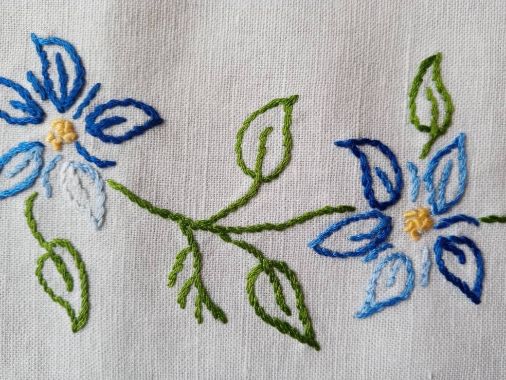 Vintage Français Napperon Brodé à La Main Fleurs Bleues
