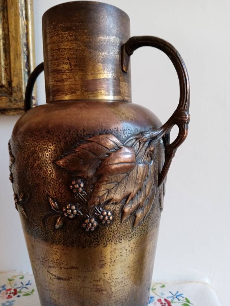 Vase Art Nouveau en Laiton Forgé & Martelé de WMF, Allemagne, 1920s en vente sur