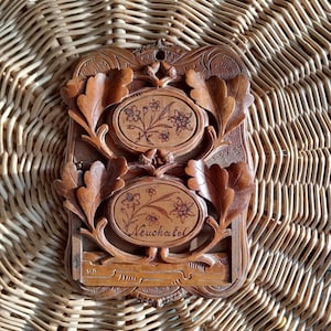 Porte carte où courrier mural en bois sculpté de la forêt noire Neuchâtel