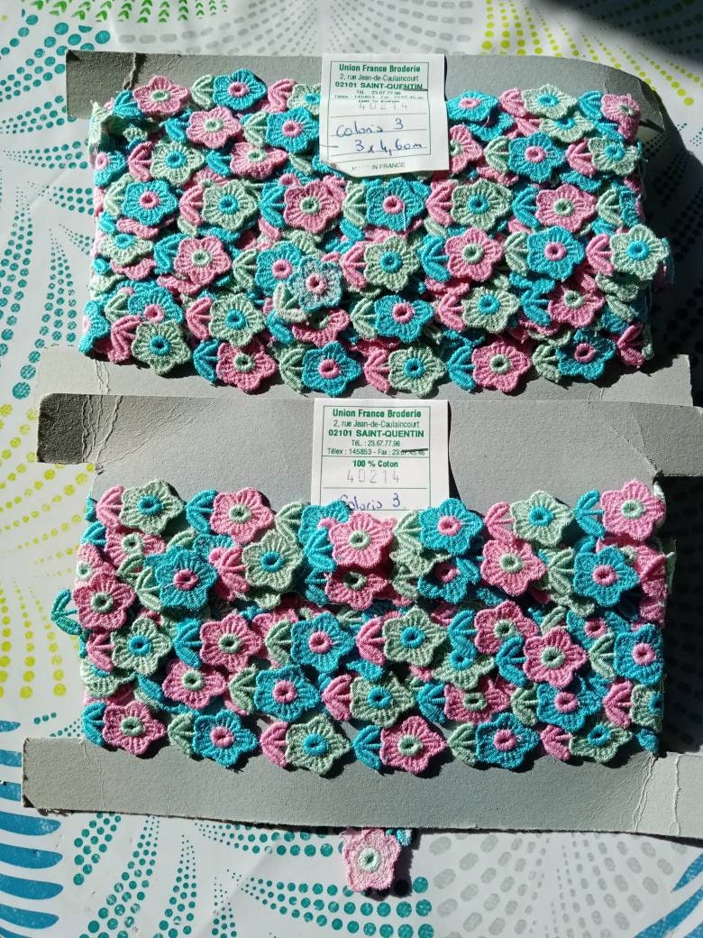 Ancien galon blanc fleur rose bleu superbe 1 m 35 sur 2,6 cm T1