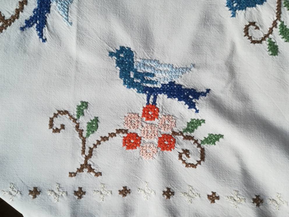Vintage Français Napperon Brodé Main Au Point de Croix Décor Aux Oiseaux