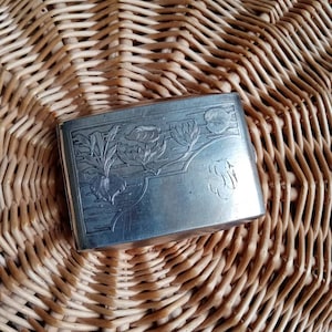 Etui porte cigarettes art déco en métal argenté monogrammé FB et fleurs de nénuphars