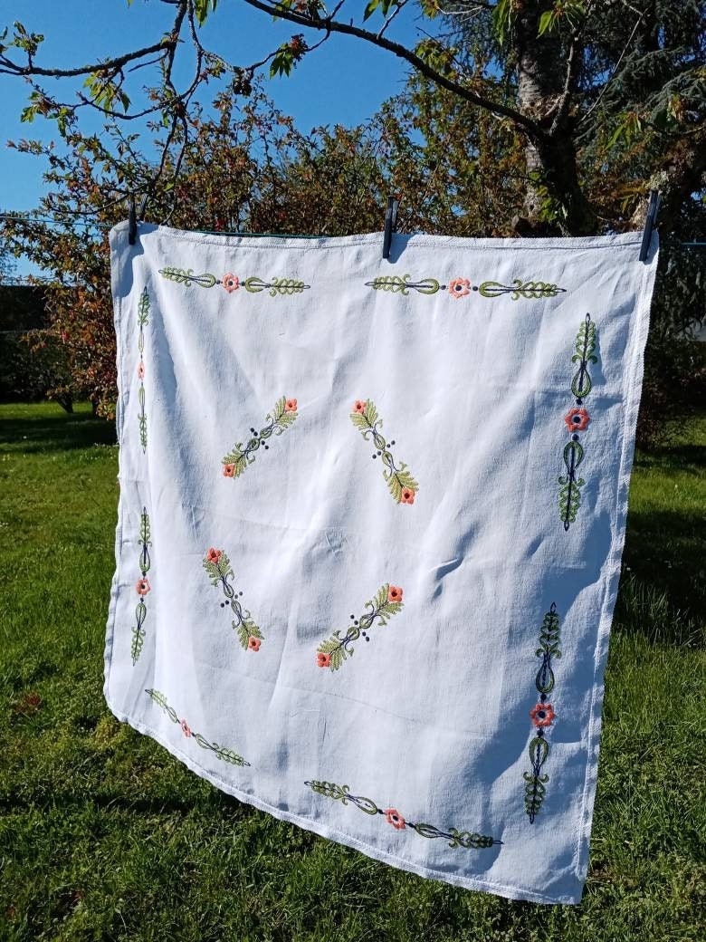 Vintage Français Nappe à Thé Carrée Brodée La Main de Fleurs Stylisées