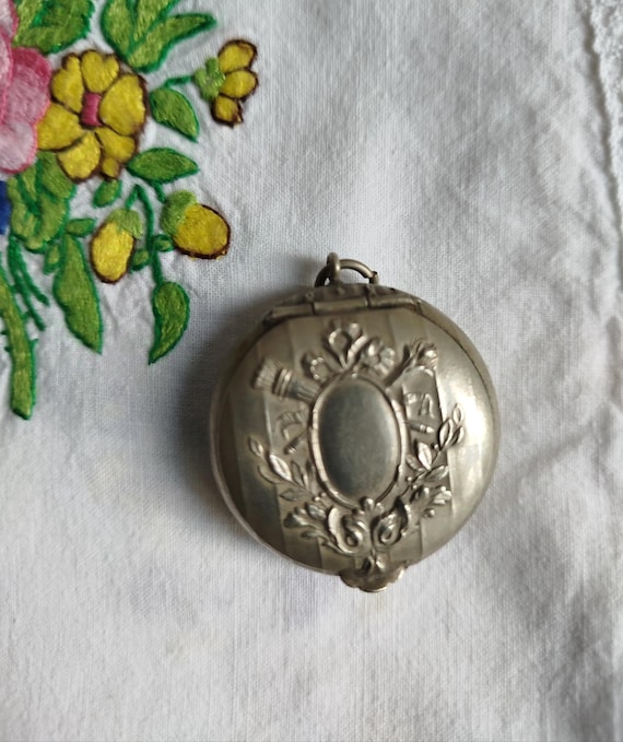 Pendentif Métal Argenté Avec Chaîne - Début 1900 (Bijou Ancien Occasion)