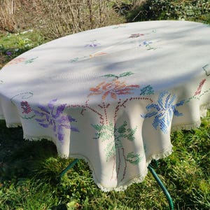 Antike rechteckige Tischdecke, handbestickt mit Kreuzstichblumen