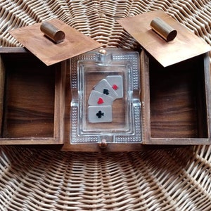 Boîte à cigarettes en bois et laiton avec cendrier décor jeu de carte