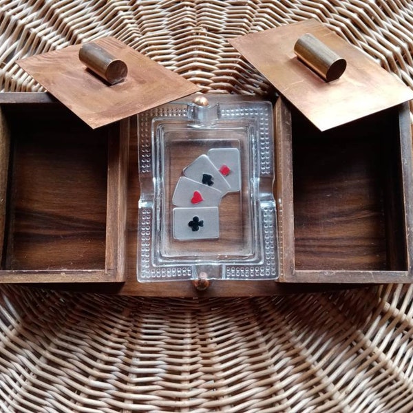 Vintage français Boîte à cigarette en bois et laiton avec cendrier décor jeu de carte