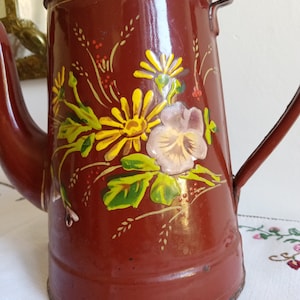 Antique coffee pot in enamelled sheet metal with flowers from the early 20th century