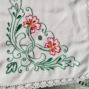 緑と赤の花が手刺繍された長方形のプレースマット