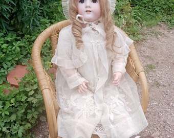 Vintage Handwerck porseleinen pop met kleding uit die tijd.