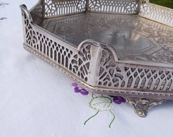 Especially old table in silver metal, serving tray in English antique silver metal
