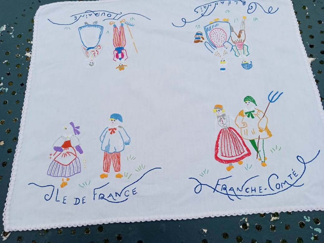 Napperon Vintage Brodé à La Main Des Régions de France