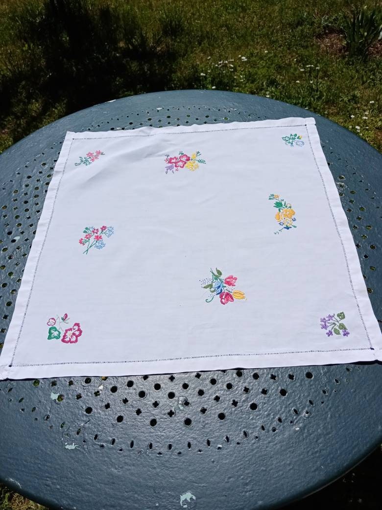 Grand Napperon Carré en Coton Brodé de Fleurs