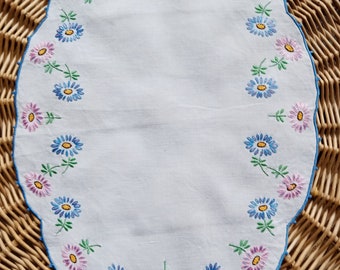 Vintage français napperon ovale brodé main fleurs de marguerites roses et bleues