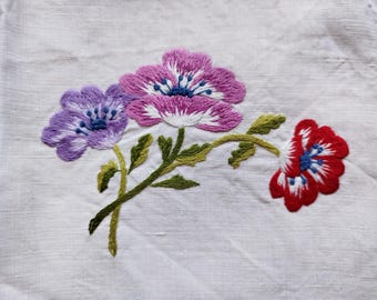 Rectangular placemat hand-embroidered with anemone flowers