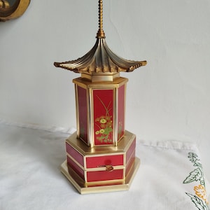 Caja de música Reuge, soporte expositor con forma de pagoda para pintalabios o puros.