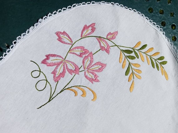 Napperon vintage rond brodé à la main de fleurs stylisées sur