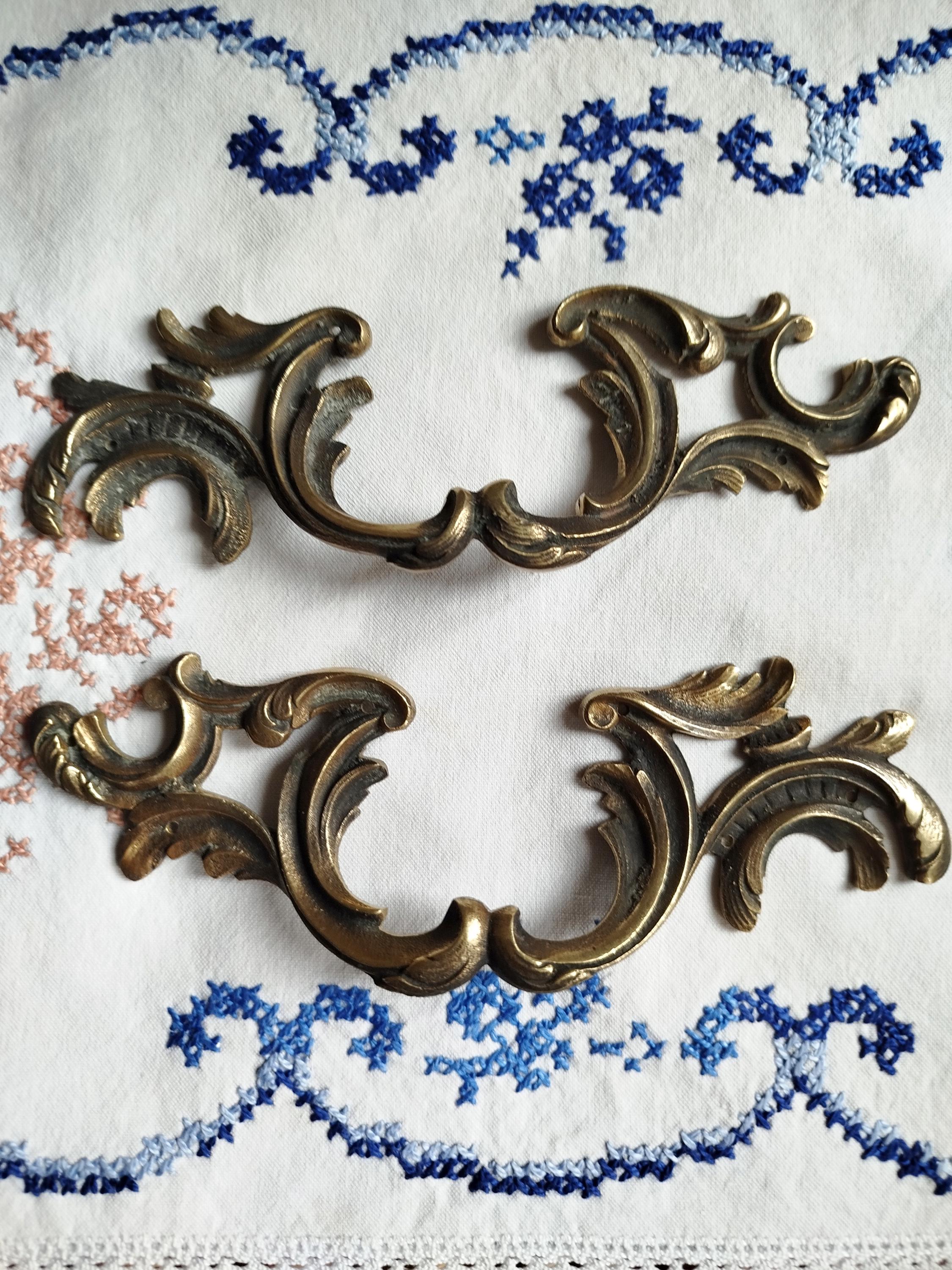 Satz mit 2 antiken Möbelgriffen aus Bronze im Louis XV-Stil
