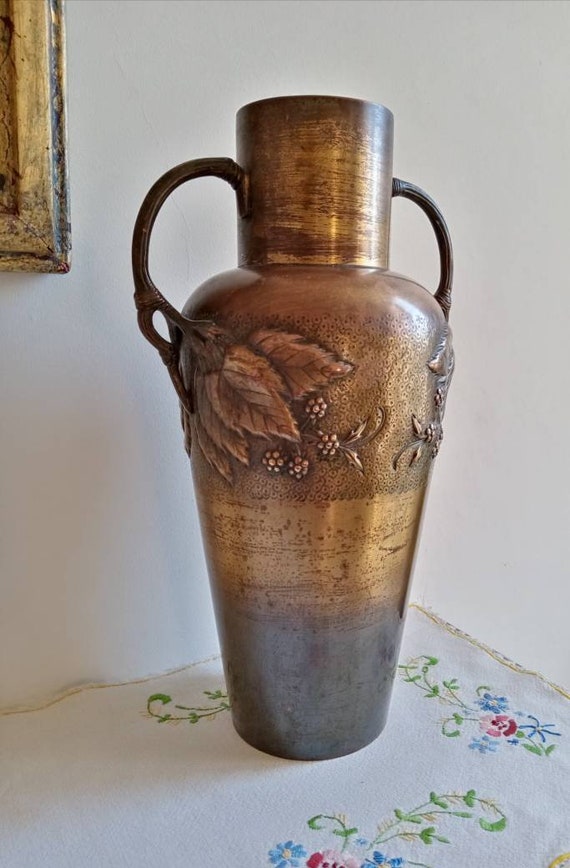 Grand vase à anses Art nouveau en métal repoussé à décor de mûres et de feuilles de mûrier