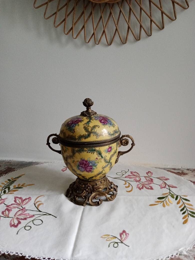 Pot Couvert en Porcelaine Ancien