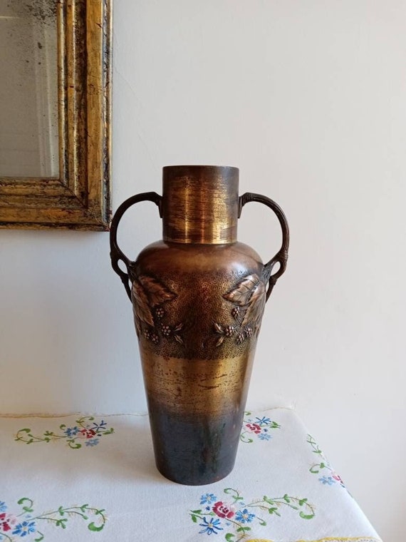 Grand vase à anses Art nouveau en métal repoussé à décor de mûres et de feuilles de mûrier